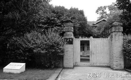 73年邓小平复出后访问韶山，午饭时点名喝茅台：为毛主席健康干杯
